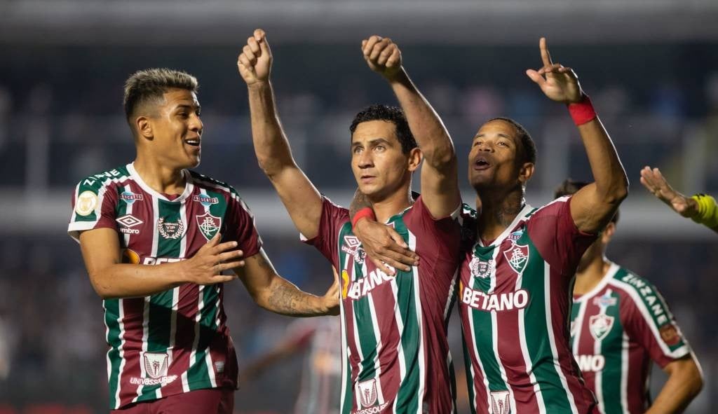 Em retorno à Vila, Ganso veste camisa do Santos e cogita possível volta: ‘Quem sabe um dia’