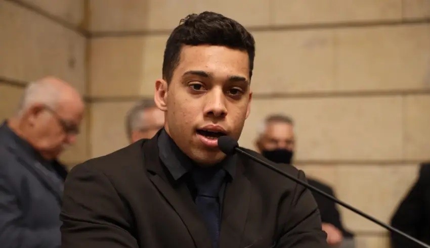 Vereador do PSOL apresenta as denuncias contra Gabriel Monteiro pra o Conselho de Ética da Câmara Municipal do Rio de Janeiro