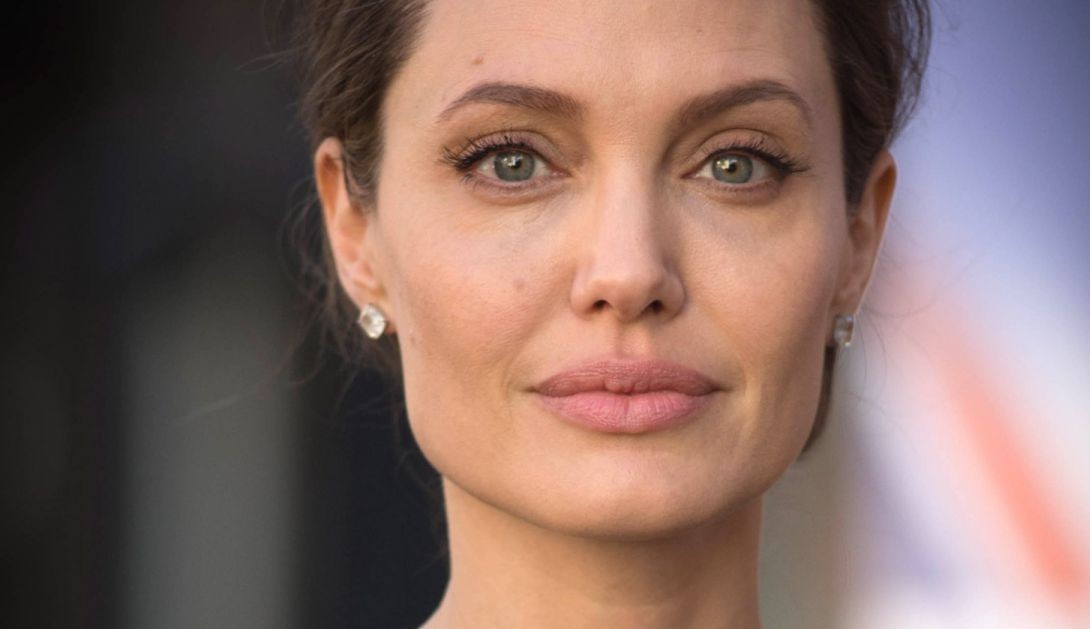 Angelina Jolie é vista no aeroporto com pijama de grife ao lado do filho