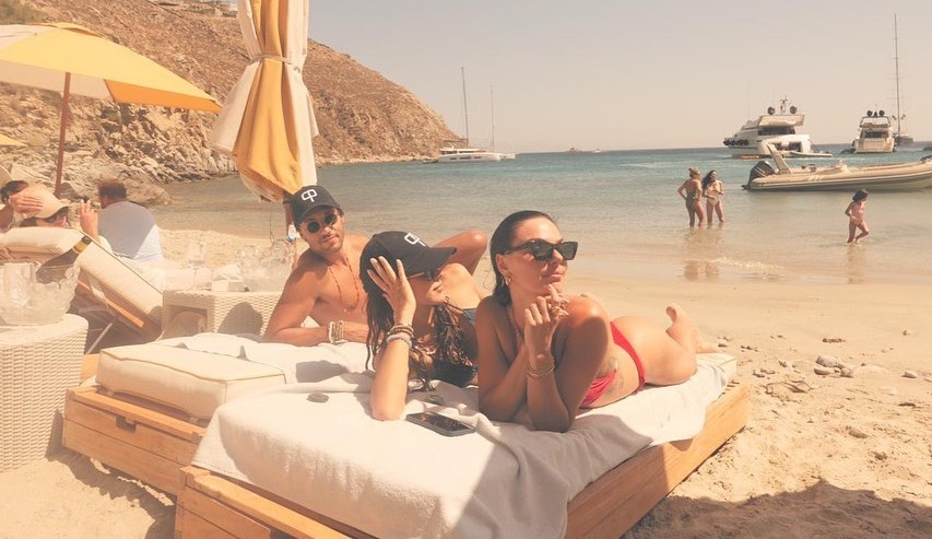 Isis Valverde compartilha cliques curtindo verão grego em seu Instagram