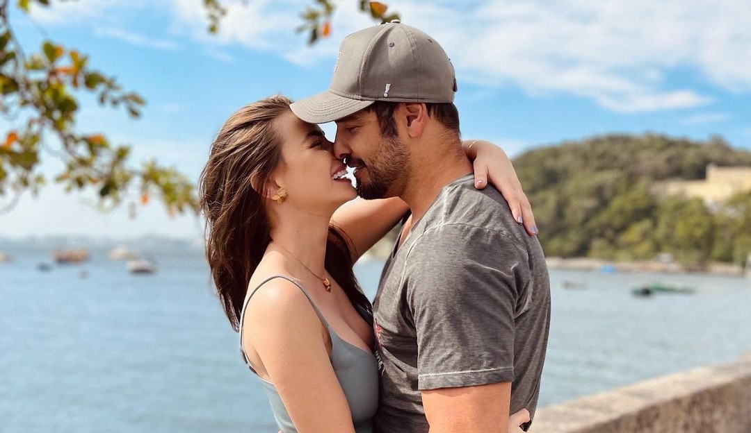 Rayanne Morais curte aniversário em passeio de lancha com Victor Pecoraro