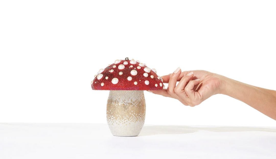 Em parceria com a grife Judith Leiber, Katy Perry lança bolsa com mais de 10 mil cristais cravejados