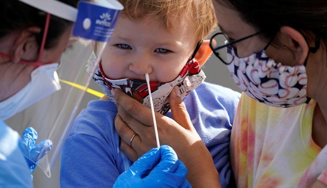 Pesquisa australiana afirma que a variante Omicron se reproduz melhor no nariz das crianças