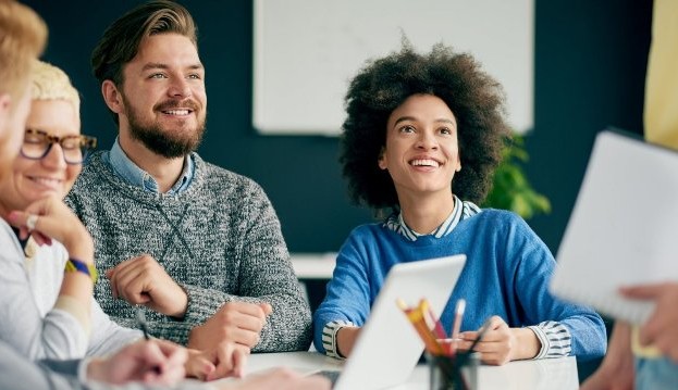 Entenda como a felicidade influencia no ambiente profissional