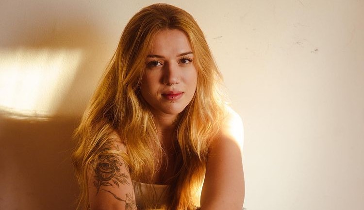 Elana Dara compositora do hit “Cachorrinhas” desabafa no Twitter