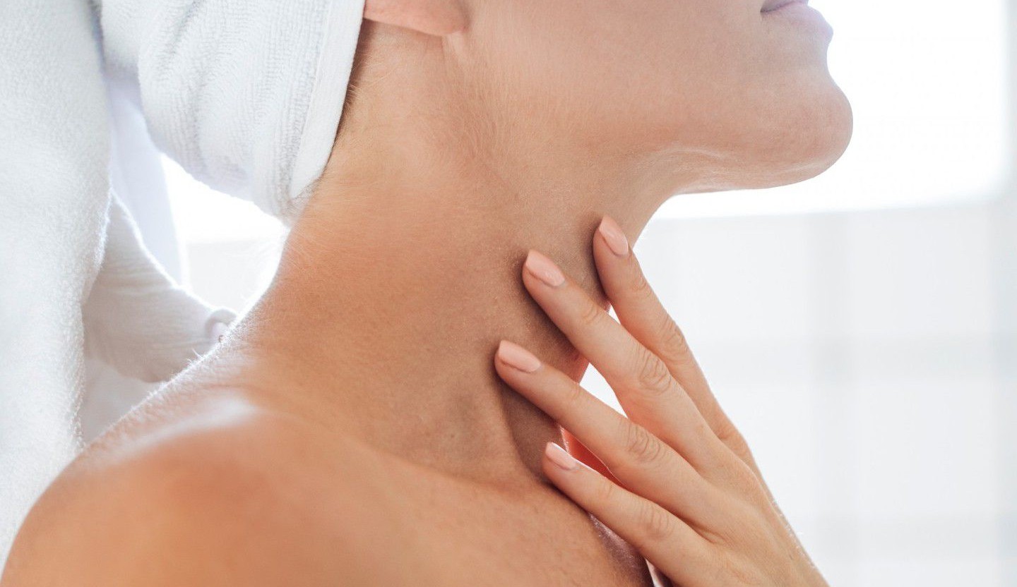 Rotina de skincare para colo e pescoço: dicas para criar a sua