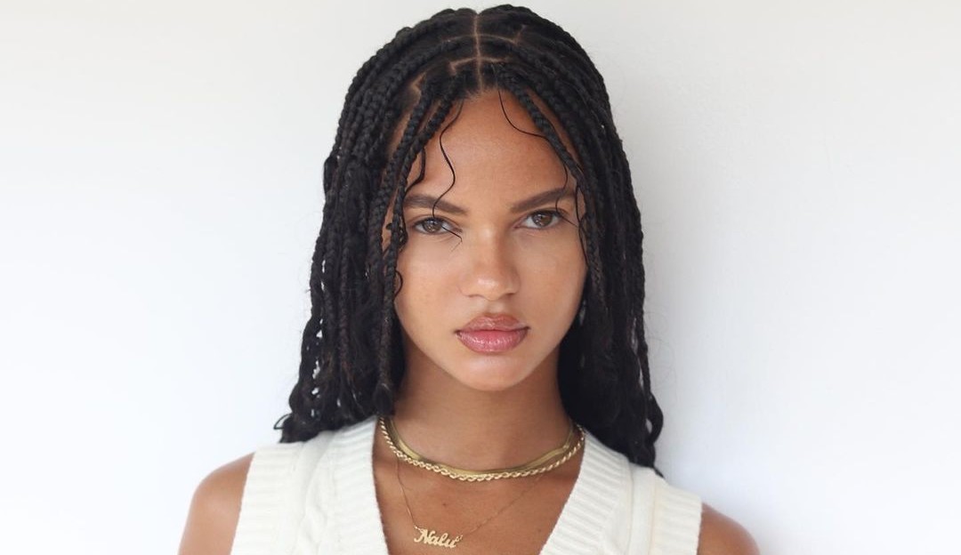 Modelo brasileira Juliana Nalú posa para campanha de Kim Kardashian