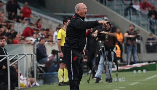 Lance polêmico marca a partida entre Athletico Paranaense e Estudiantes