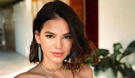 Bruna Marquezine: Conheça alguns cortes de cabelo para você se inspirar