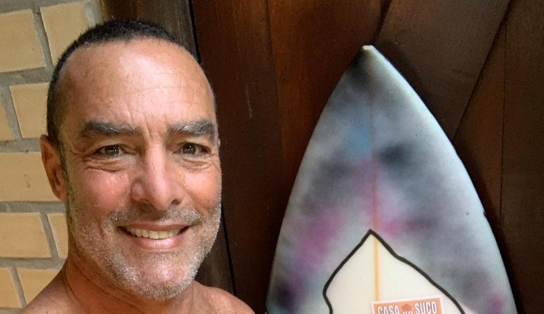 Paulo Zulu exibe físico atlético durante passeio na Praia da Barra