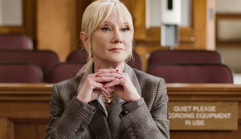 Atriz Anne Heche se encontra estável e entubada após acidente de carro