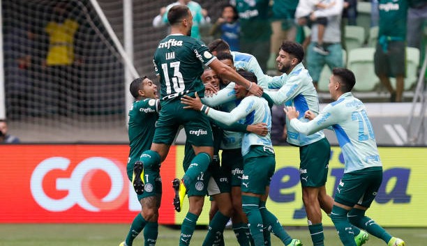 Palmeiras vence Goiás e se isola na liderança do Brasileirão