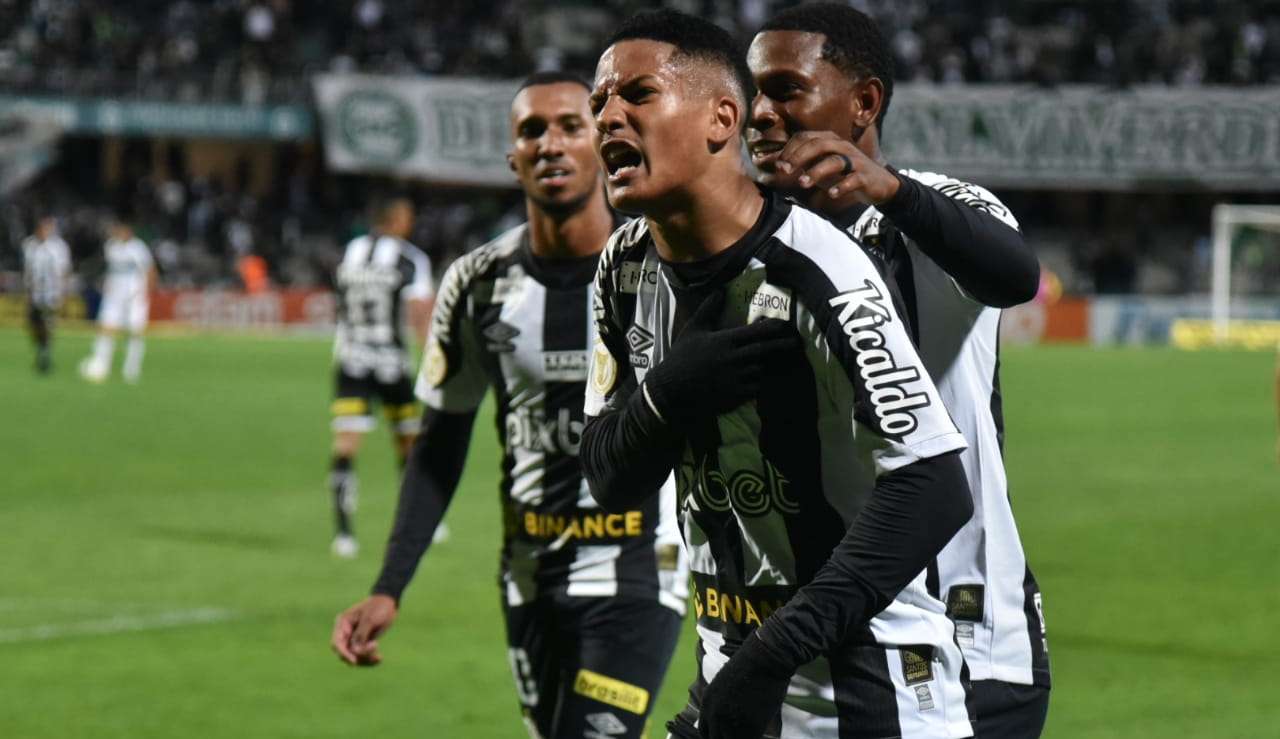 Santos marca nos acréscimos e vence o Coritiba fora de casa