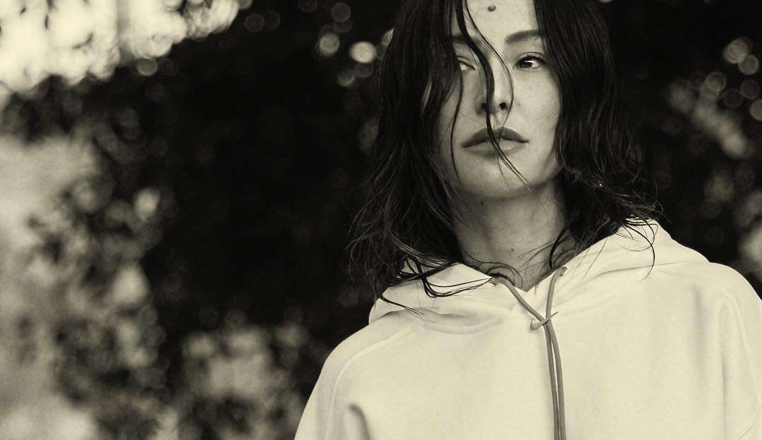 Sabrina Sato posa com a nova collab da Nike e Jacquemus