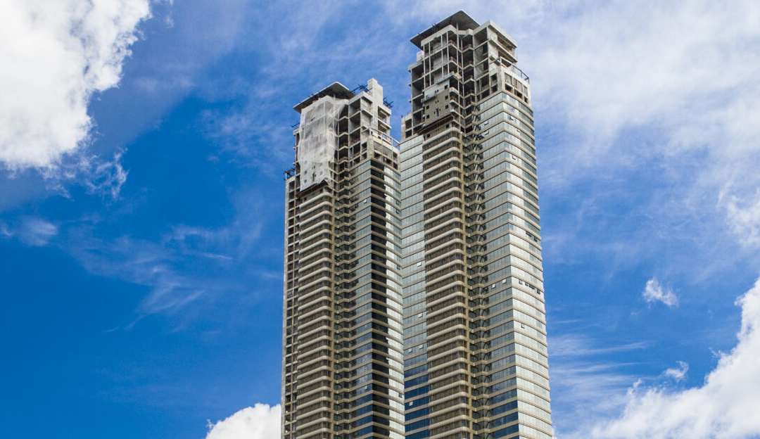 Passagem de ciclone faz “prédio de Neymar” balançar em Balneário Camboriú