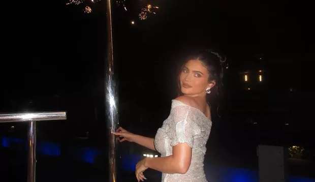 Kylie Jenner compartilha fotos do seu aniversário de 25 anos e recebe o carinho da família pelas redes sociais