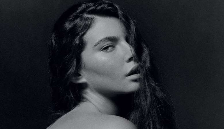 Alanis Guillen posa de toplesse para campanha publicitária