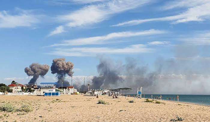 Guerra na Ucrânia: Imagem de satélite mostra destruição em base aérea russa na Crimeia