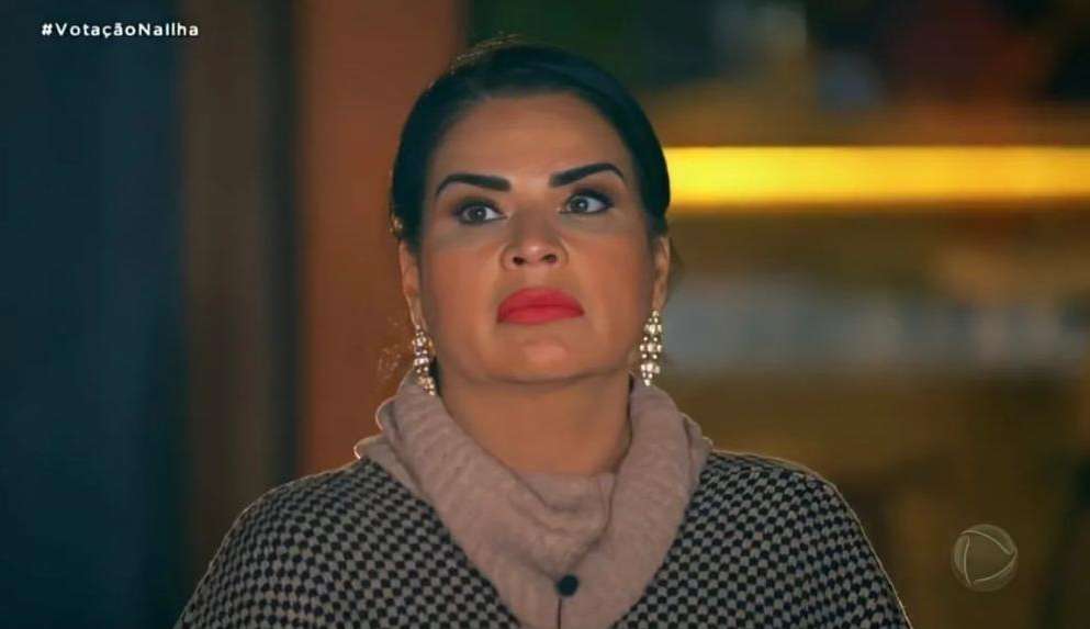 Solange arma barraco na Ilha Record e compara rival a cachorro