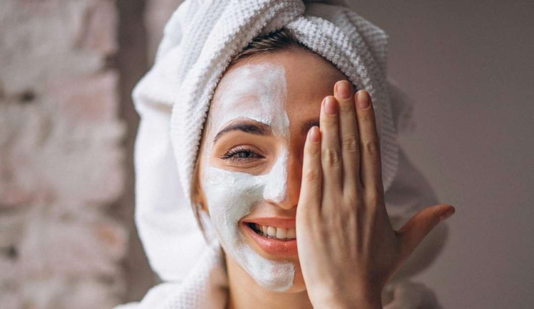 Saiba como evitar e resolver o rosto inchado pela manhã