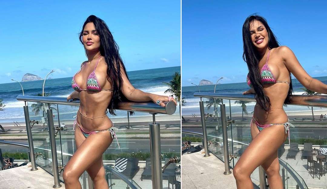 Ex-BBB Flay posa de biquíni fio-dental na sacada de um hotel no Rio