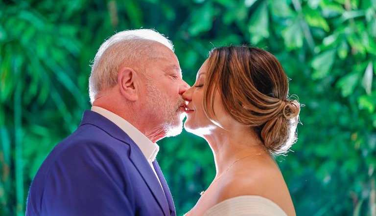 Mulher de Lula abre perfil do Instagram para o público com várias fotos de casamento