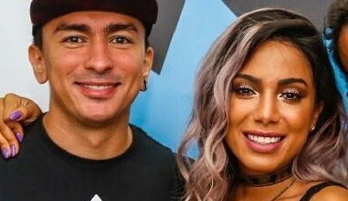 Ainda internada, Anitta aparece nas redes sociais e irmão da cantora se pronuncia