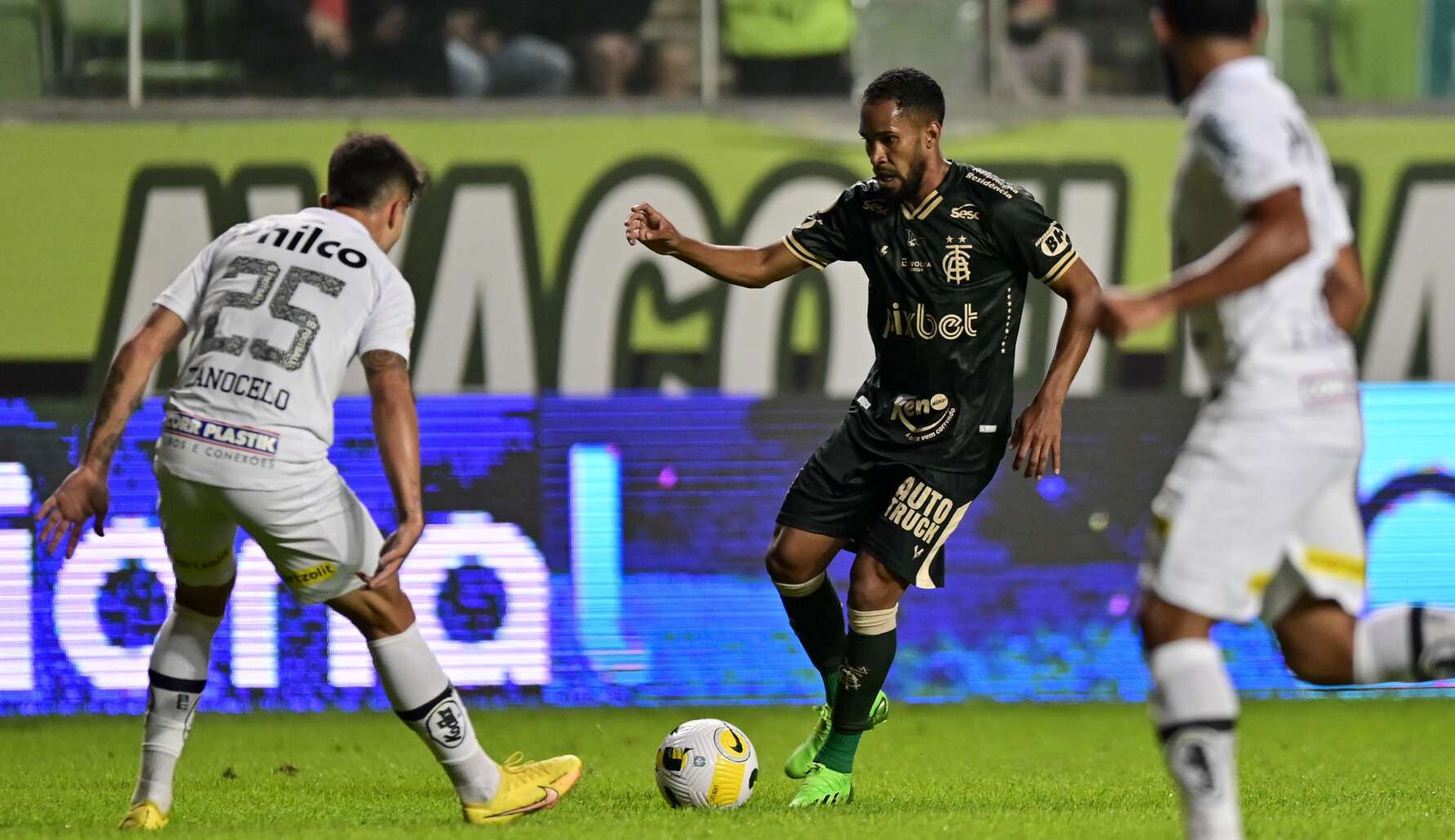 América-MG vence o Santos: pula para 8º lugar e se aproxima do G6 do Brasileirão