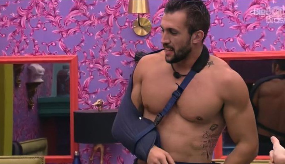 Arthur Picoli lesiona o ombro e recebe atendimento médico