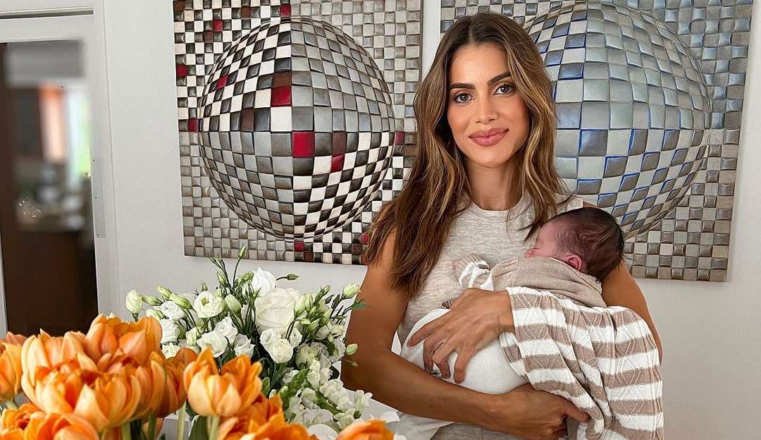 Pela primeira vez, Camila Coelho revela parte do rosto do filho