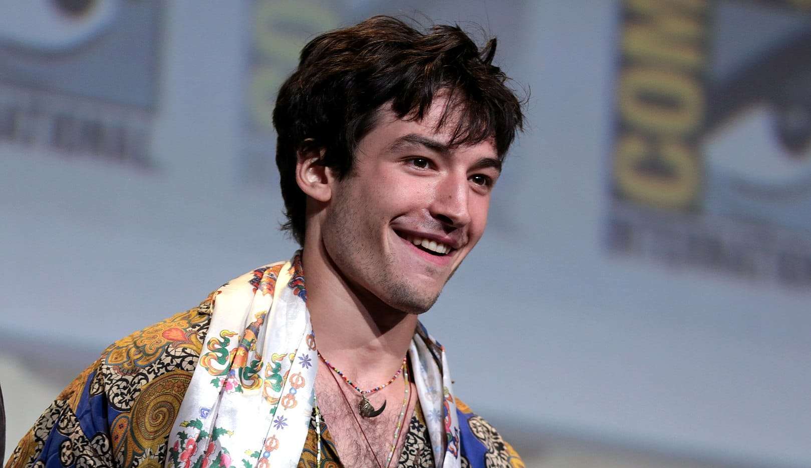 Ezra Miller quebra silêncio sobre série de acusações e revela início de tratamento para saúde mental