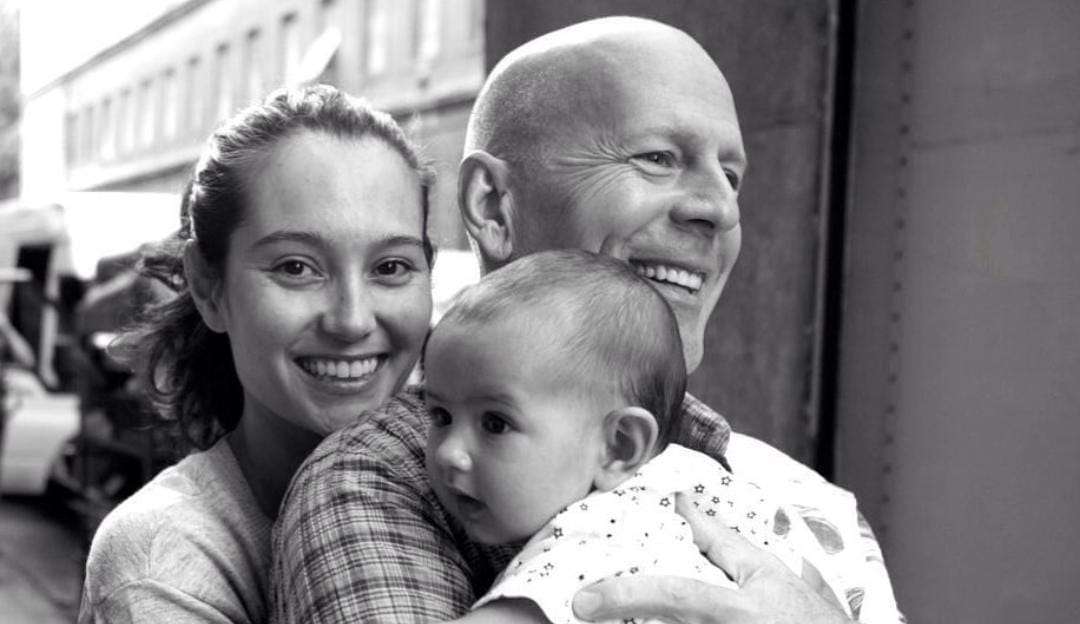 Bruce Willis aparece tocando gaita no Instagram da esposa