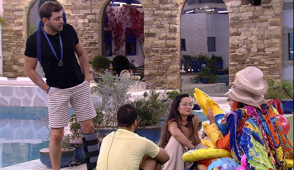 BBB 21: Caio convida Viih Tube e Thaís para o almoço do anjo