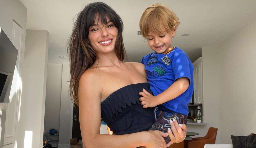 Ísis Valverde posta foto com amigas e filho e arranca elogios de seguidores