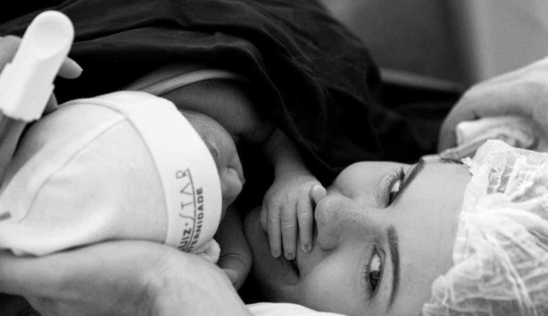 Arquiteta Camila Pimenta tem seu primeiro filho na mais luxuosa maternidade do país