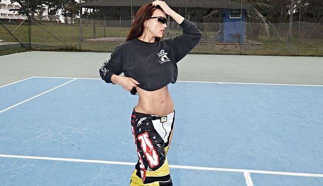 Rafa Kalimann aposta nos looks com calça cintura baixa