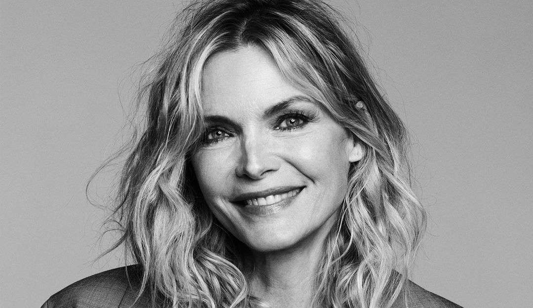 Michelle Pfeiffer posta foto sem maquiagem e chama atenção para dia de eleição
