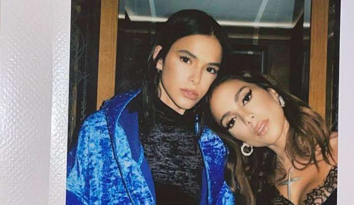 Anitta e Bruna Marquezine posando juntas para marca de sapato