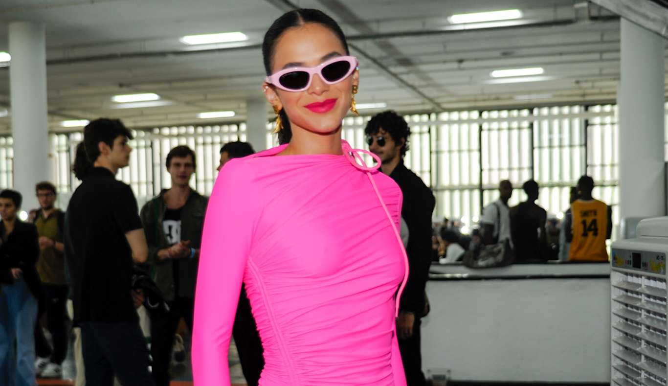 Bruna Marquezine aposta na moda “Barbiecore” para evento em São Paulo