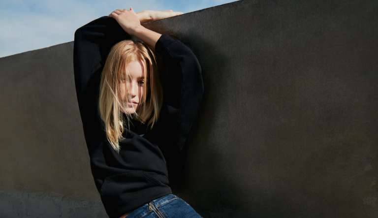 A parceria entre as marcas Juliana Jabour e NK Store faz sucesso na estreia da nova coleção