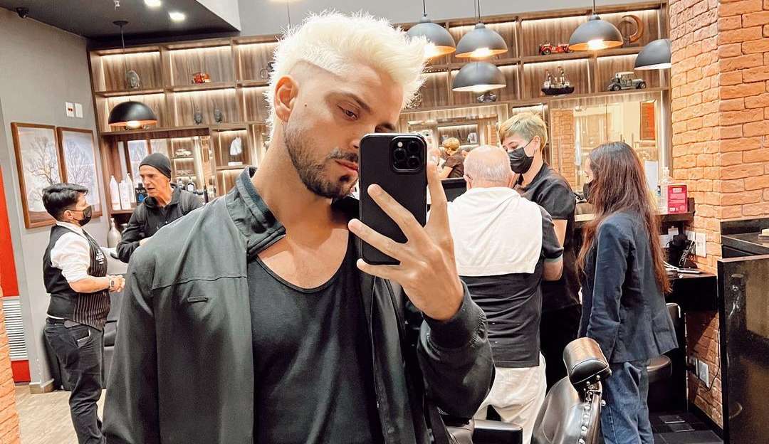 Rodrigo Simas surpreende e aparece com novo visual