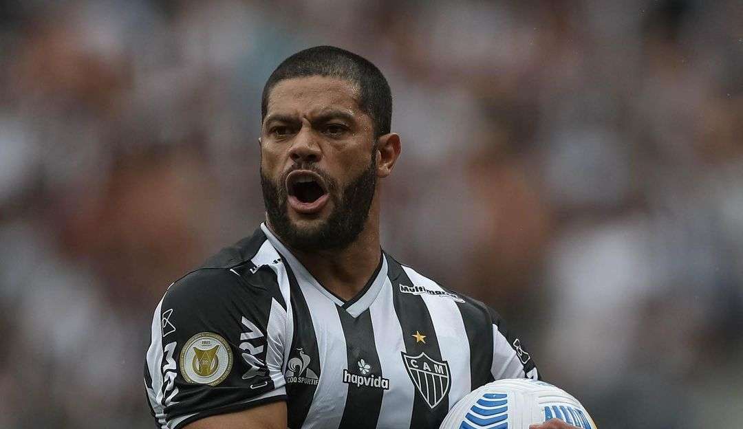 Cuca sai em defesa de Hulk após o atacante sofrer vaias por parte da torcida