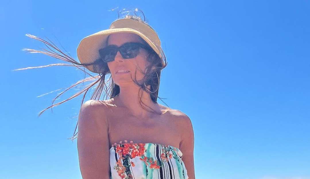 Deborah Secco aproveita verão europeu e posta foto usando biquíni em rede social