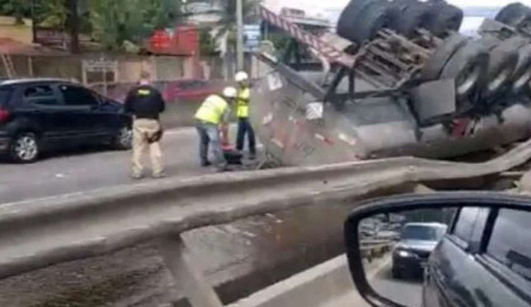 Carreta tomba e gera congestionamento em Itaboraí, no Rio de Janeiro
