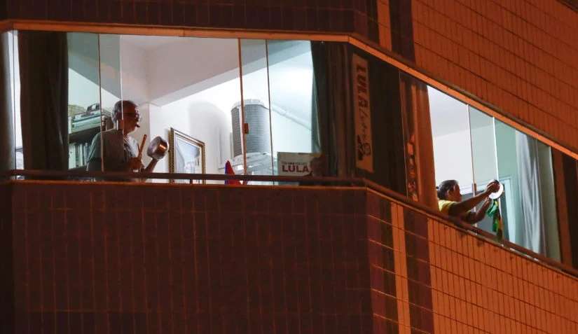 Panelaços ocorreram em diversas cidades durante a entrevista de Bolsonaro