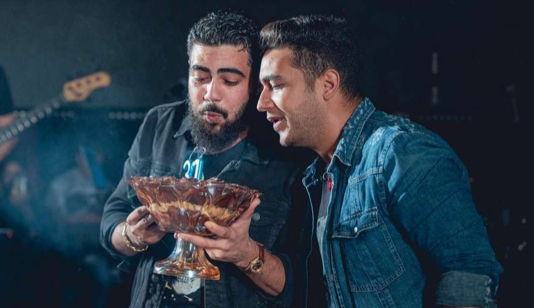 Homem é expulso após arremessar bebida e molhar cantor da dupla Henrique e Juliano