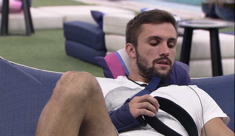 BBB21: Arthur desabafa com Projota sobre as atitudes de Carla: “/Reclama, mas fica com os caras que me colocaram no Paredão”/