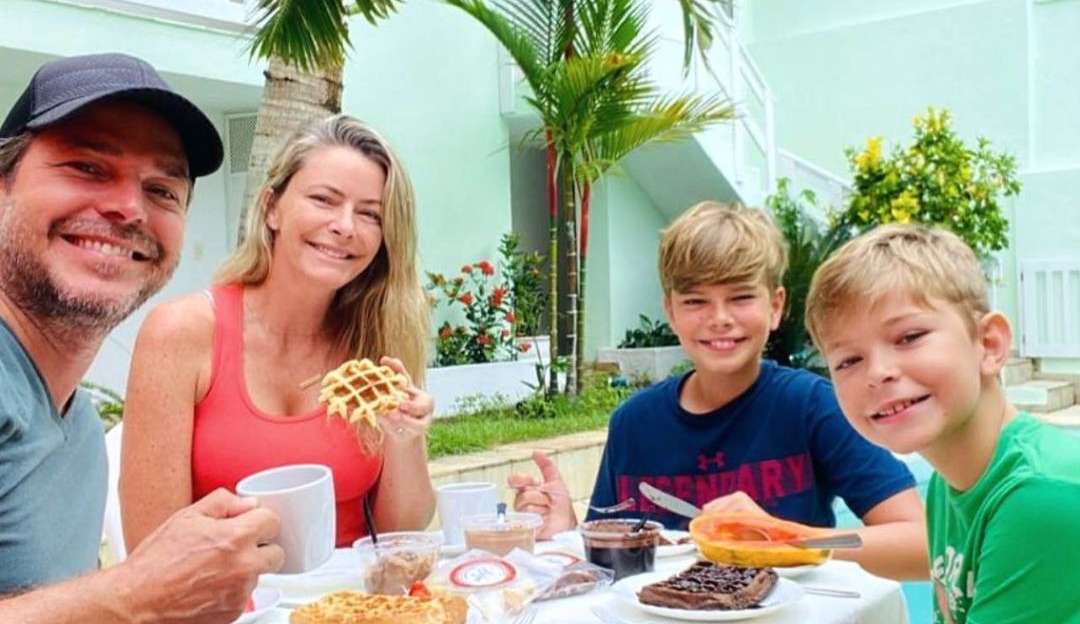 Erik Marmo posta foto com os filhos e semelhança chama atenção de seguidores