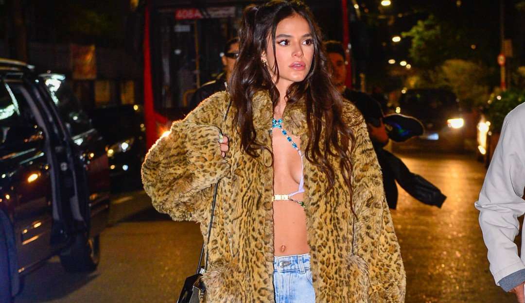 De pedras à jeans: Look de Bruna Marquezine chama atenção em evento