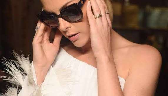 A pluma nas roupas glamourosas e ousadas das celebridades